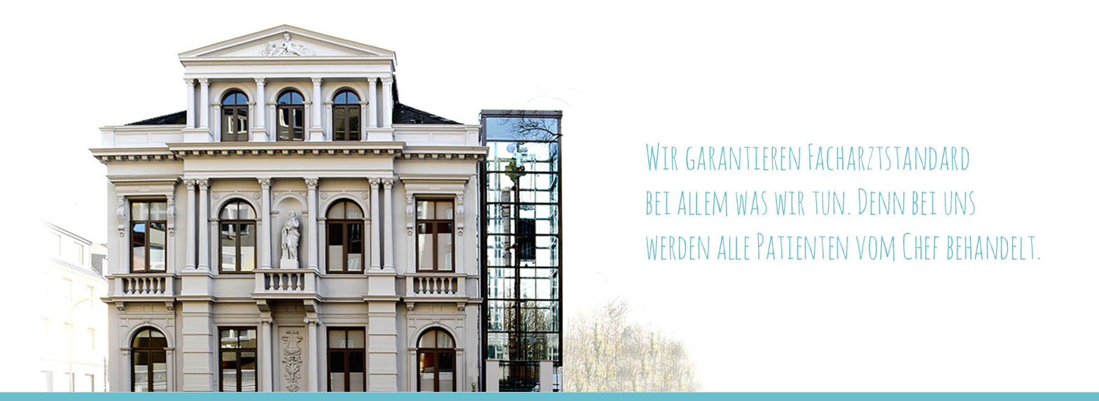 Die große weiße Villa Seedorf mit großen Fenstern über drei Etagen und einem gläsernen Aufzug auf der rechten Seite.